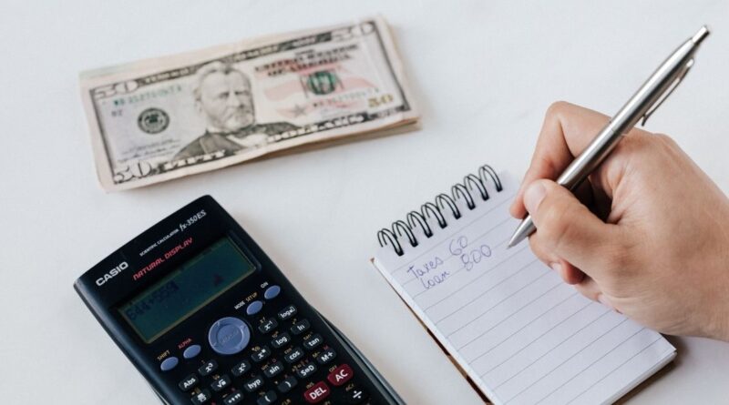 Análise inteligente do orçamento de uma pessoa de 35 anos que vive com US$ 55 mil por ano